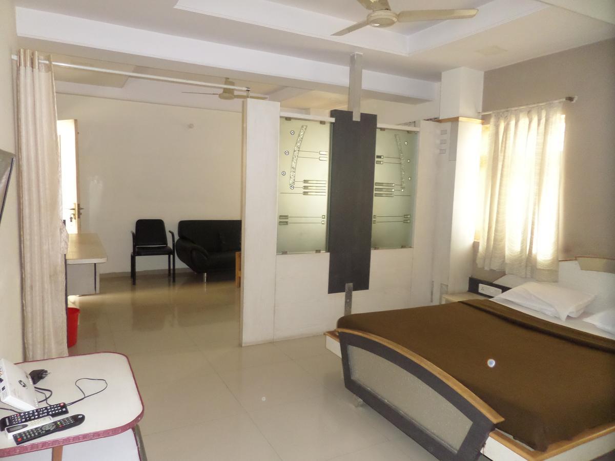 Hotel Sadanand Sāngli Buitenkant foto