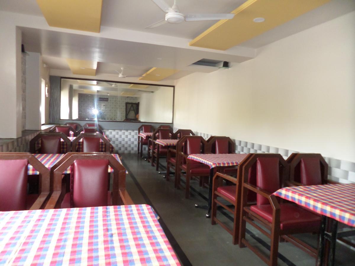 Hotel Sadanand Sāngli Buitenkant foto