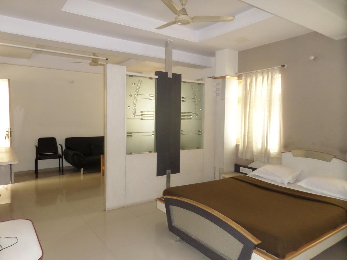 Hotel Sadanand Sāngli Buitenkant foto