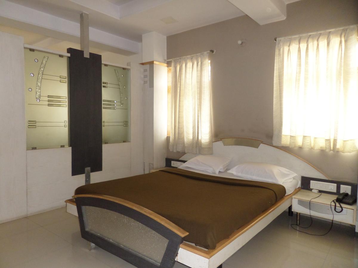 Hotel Sadanand Sāngli Buitenkant foto