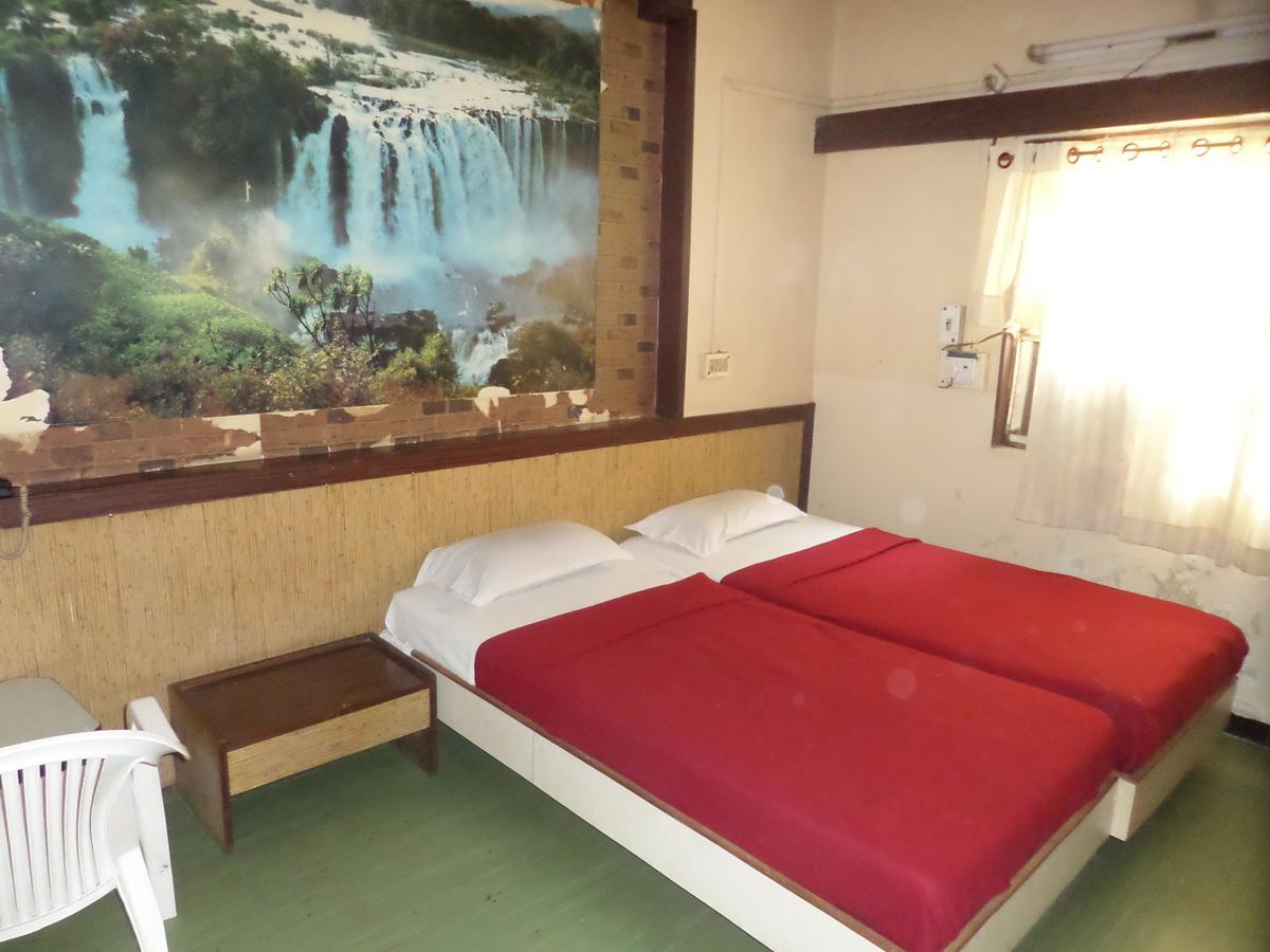 Hotel Sadanand Sāngli Buitenkant foto