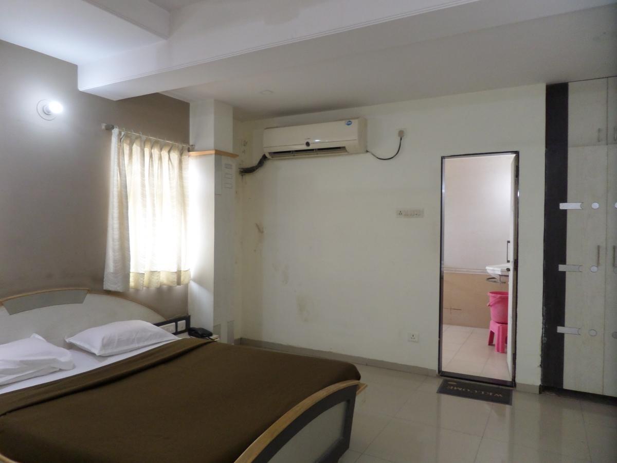 Hotel Sadanand Sāngli Buitenkant foto