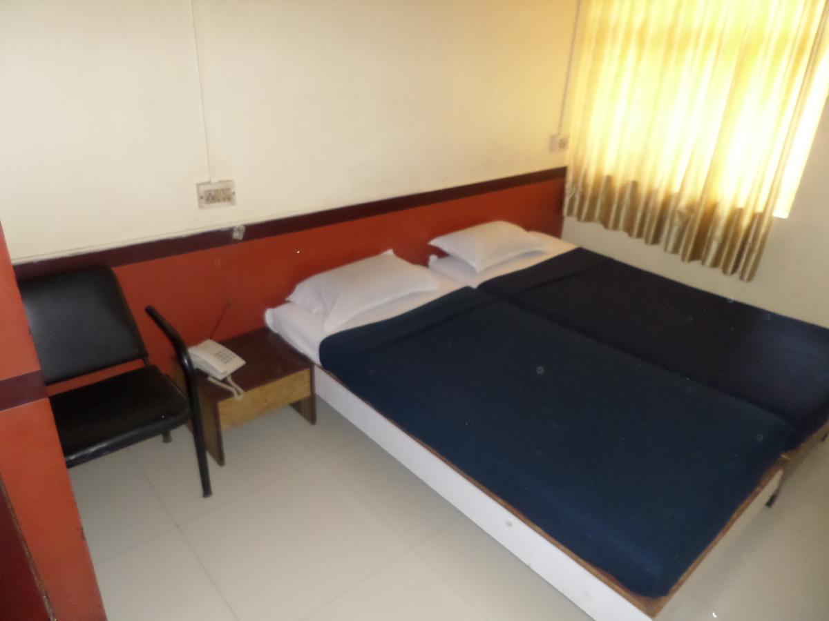 Hotel Sadanand Sāngli Buitenkant foto