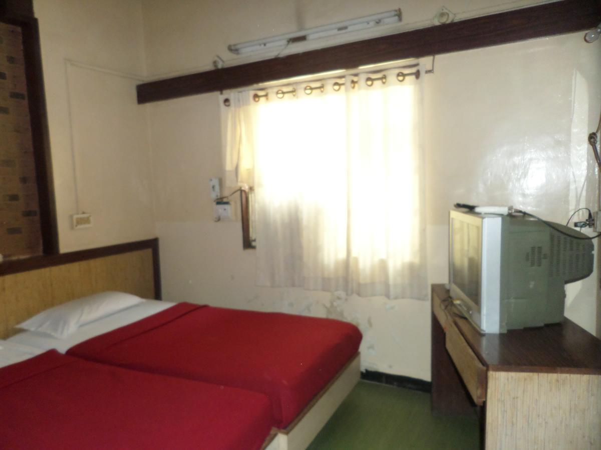 Hotel Sadanand Sāngli Buitenkant foto