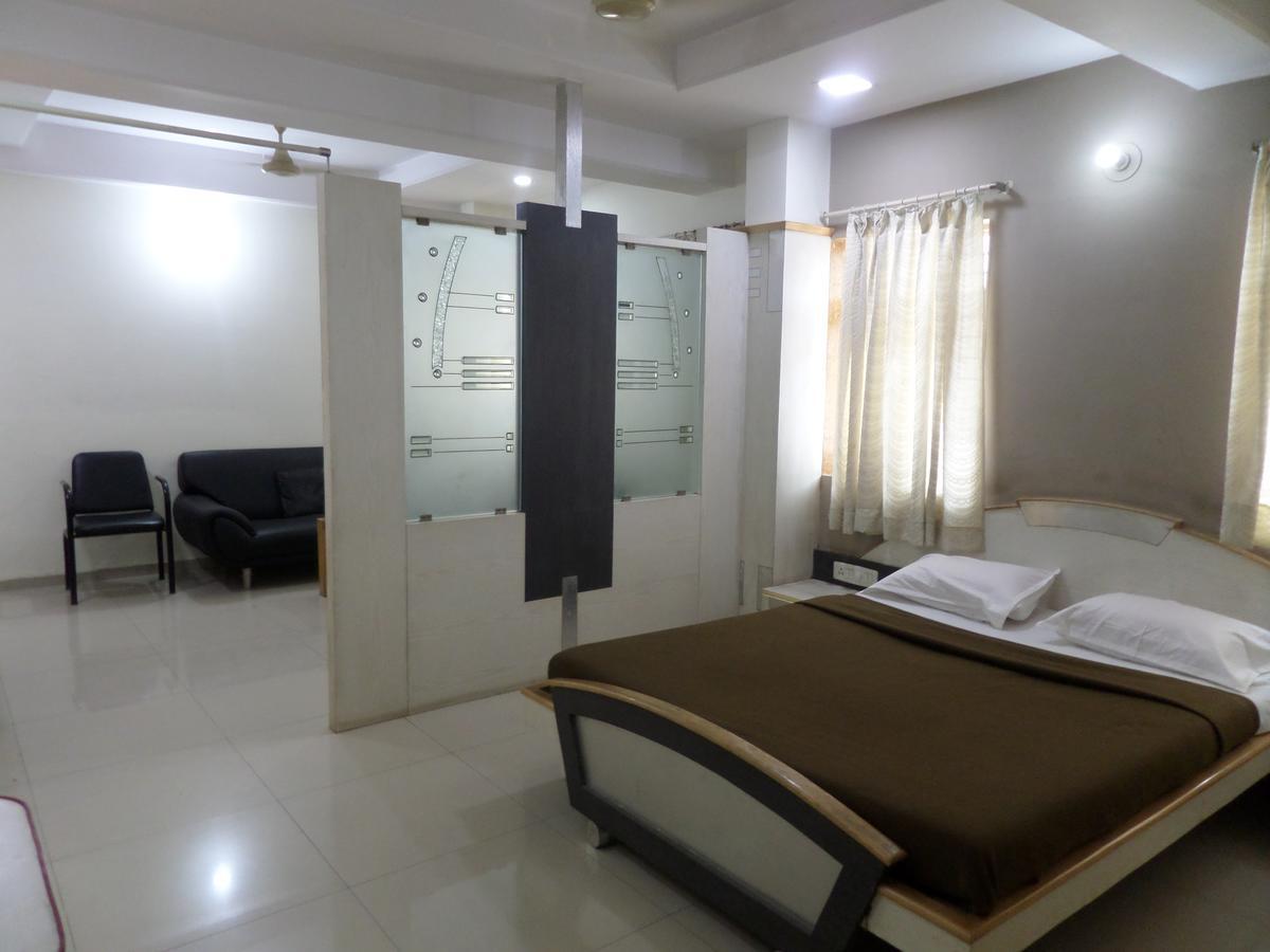 Hotel Sadanand Sāngli Buitenkant foto
